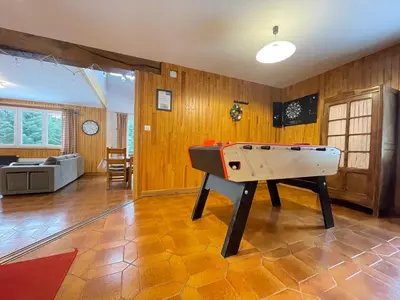 Télévision ou salle de divertissement dans l'établissement CHALET DES HAUTS SAPINS LA BRESSE