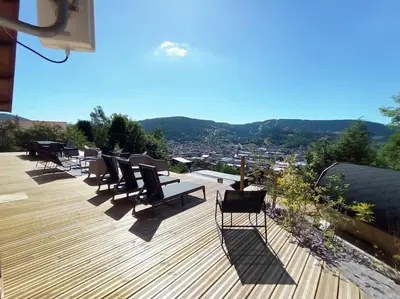 Vue générale sur la montagne ou vue sur la montagne depuis le chalet