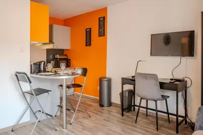 Cuisine ou kitchenette dans l'établissement Ma Préférence - Studio Cozy - Parking Gratuit - Proche Commerces & Transports