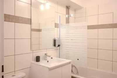 Salle de bains dans l'établissement Ma Préférence - Studio Cozy - Parking Gratuit - Proche Commerces & Transports