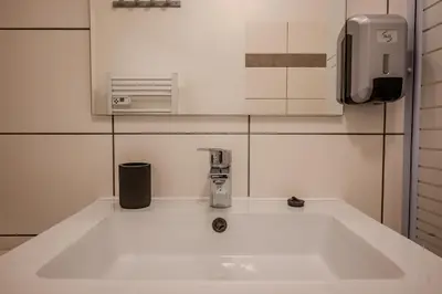 Salle de bains dans l'établissement Ma Préférence - Studio Cozy - Parking Gratuit - Proche Commerces & Transports