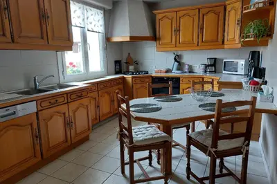 Cuisine ou kitchenette dans l'établissement Maison Mitoyenne entre les lacs, proche du centre ville de Gérardmer