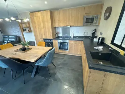 Cuisine ou kitchenette dans l'établissement la ruche Bel appartement avec terrasse, magnifique vue , 2 spa