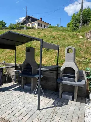 Barbecue disponible mis à disposition des clients de l'appartement