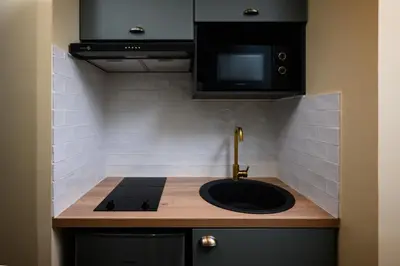 Cuisine ou kitchenette dans l'établissement COZY F2 40m2 Appartement Climatisé Château