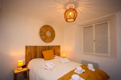 Un ou plusieurs lits dans un hébergement de l'établissement COZY F2 40m2 Appartement Climatisé Château