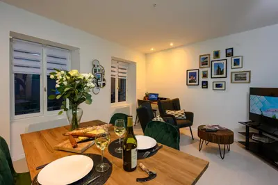 Télévision ou salle de divertissement dans l'établissement COZY F2 40m2 Appartement Climatisé Château