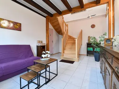 Coin salon dans l'établissement Gîte convivial avec terrasse abritée, 3 chambres, cuisine équipée, espace détente, proche autoroutes et pistes cyclables. - FR-1-744-6