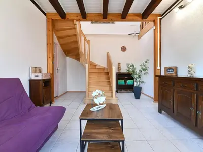 Coin salon dans l'établissement Gîte convivial avec terrasse abritée, 3 chambres, cuisine équipée, espace détente, proche autoroutes et pistes cyclables. - FR-1-744-6