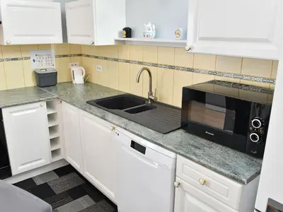 Cuisine ou kitchenette dans l'établissement Gîte convivial avec terrasse abritée, 3 chambres, cuisine équipée, espace détente, proche autoroutes et pistes cyclables. - FR-1-744-6
