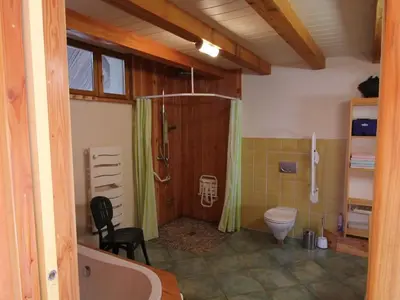Salle de bains dans l'établissement Gîte Alsacien Authentique | 6 Pers. | Terrasses & Jardin | Adapté PMR - FR-1-744-18