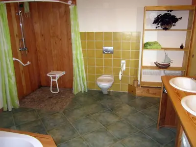 Salle de bains dans l'établissement Gîte Alsacien Authentique | 6 Pers. | Terrasses & Jardin | Adapté PMR - FR-1-744-18
