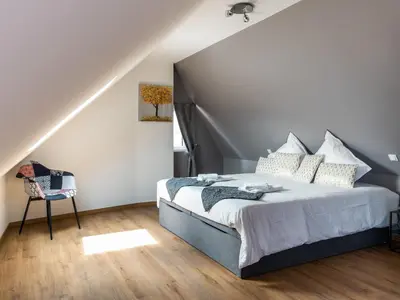Un ou plusieurs lits dans un hébergement de l'établissement Maison rénovée au cœur de Thann : 3 chambres, cuisine équipée, proche randonnées et villes alsaciennes - FR-1-744-11