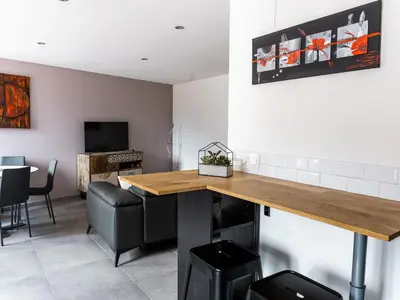Télévision ou salle de divertissement dans l'établissement Maison rénovée au cœur de Thann : 3 chambres, cuisine équipée, proche randonnées et villes alsaciennes - FR-1-744-11