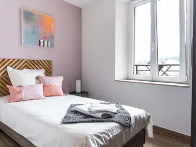 Un ou plusieurs lits dans un hébergement de l'établissement Maison rénovée au cœur de Thann : 3 chambres, cuisine équipée, proche randonnées et villes alsaciennes - FR-1-744-11