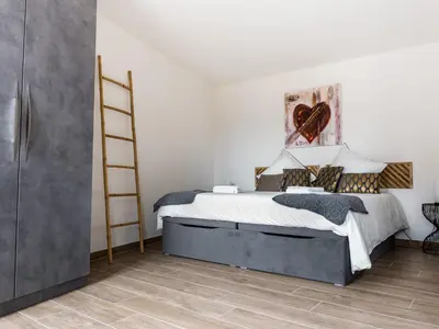 Un ou plusieurs lits dans un hébergement de l'établissement Maison rénovée au cœur de Thann : 3 chambres, cuisine équipée, proche randonnées et villes alsaciennes - FR-1-744-11