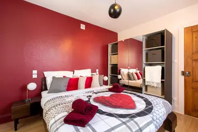 Un ou plusieurs lits dans un hébergement de l'établissement Refuge Ladhof Odysalis I Chic-Moderne-Proche du centre-ville 3 pieces 2 Chambres