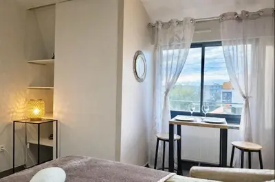 Un ou plusieurs lits dans un hébergement de l'établissement studio calme et cozy avec parking privé