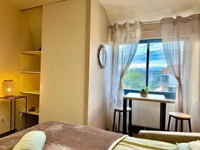 Un ou plusieurs lits dans un hébergement de l'établissement studio calme et cozy avec parking privé