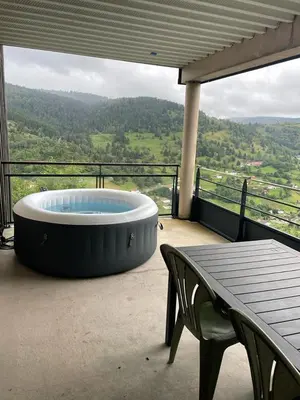 Vue générale sur la montagne ou vue sur la montagne depuis l'appartement