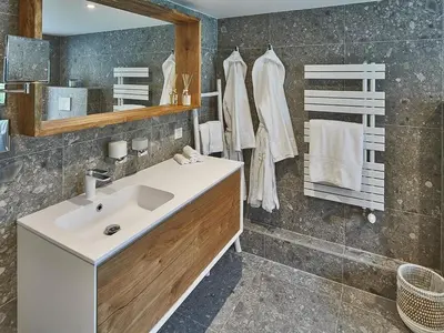 Salle de bains dans l'établissement Suite Or avec Sauna Privatif et Cuisine Équipée - Idéale pour un Séjour Relaxant en Alsace - FR-1-744-13