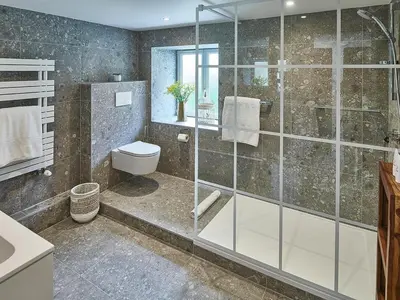 Salle de bains dans l'établissement Suite Or avec Sauna Privatif et Cuisine Équipée - Idéale pour un Séjour Relaxant en Alsace - FR-1-744-13