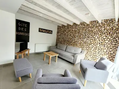 Coin salon dans l'établissement Gîte des Rondins