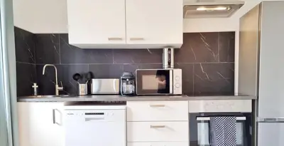 Cuisine ou kitchenette dans l'établissement Le Triplex - 5 chambres - 10 pers- Fibre - Relax BNB