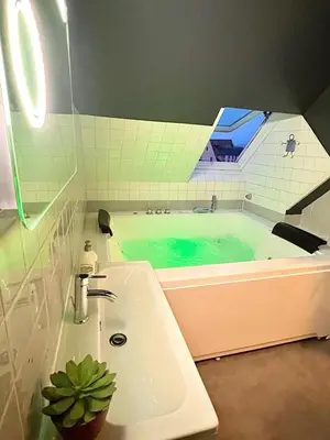 Salle de bains dans l'établissement Balnéo, Lumineux, Confort
