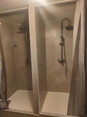 Salle de bains dans l'établissement Chambre climatisée et cosy Auberge du manala Hôtel 24 24