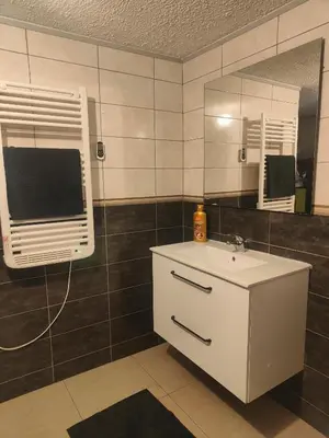 Télévision ou salle de divertissement dans l'établissement Chambre climatisée et cosy Auberge du manala Hôtel 24 24