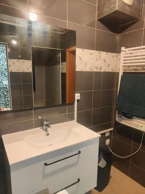 Salle de bains dans l'établissement Chambre climatisée et cosy Auberge du manala Hôtel 24 24