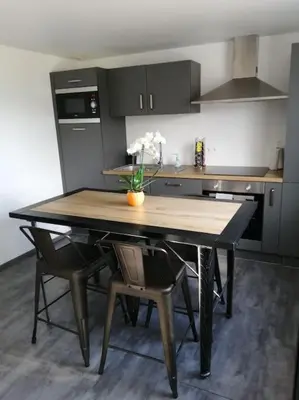 Cuisine ou kitchenette dans l'établissement La Maison Bleue