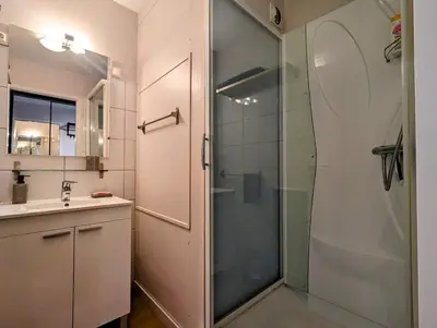 Salle de bains dans l'établissement Le Petit Sapin
