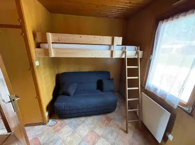 Un ou plusieurs lits superposés dans un hébergement de l'établissement Chalet terrain clôturé, bien placé, 2 chambres