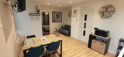 Télévision ou salle de divertissement dans l'établissement Gîte le Lamala