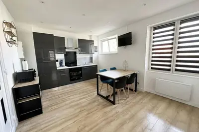 Cuisine ou kitchenette dans l'établissement Gîte le Lamala