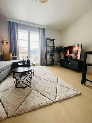 Télévision ou salle de divertissement dans l'établissement Paisible F2 Ensoleillé Vue Lac