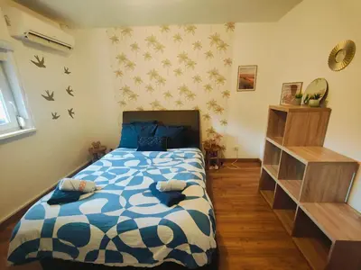 Un ou plusieurs lits dans un hébergement de l'établissement Chambre climatisée cosy Auberge du Manala Hôtel 24-24