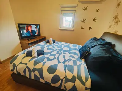 Un ou plusieurs lits dans un hébergement de l'établissement Chambre climatisée cosy Auberge du Manala Hôtel 24-24