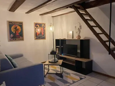 Télévision ou salle de divertissement dans l'établissement La Sorcière in a typical Alsatian house