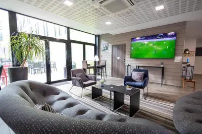 Télévision ou salle de divertissement dans l'établissement Campanile Belfort Montbéliard - Gare La Jonxion.