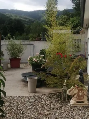Jardin de l'établissement l'écrin des biches