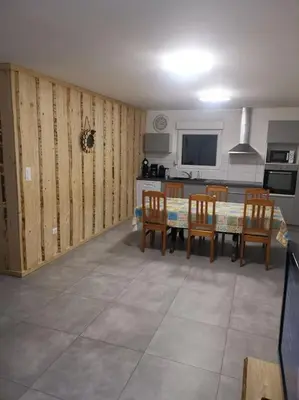 Cuisine ou kitchenette dans l'établissement Belle appartement style chalet