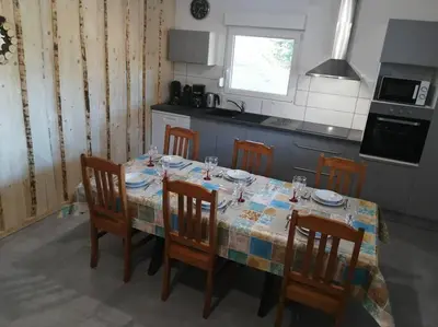 Cuisine ou kitchenette dans l'établissement Belle appartement style chalet