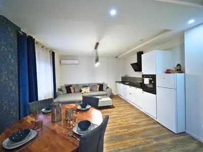 Cuisine ou kitchenette dans l'établissement La Marine by Leslodgespa - Appartement moderne et équipé au style marin, proche de Bâle et de l'aéroport