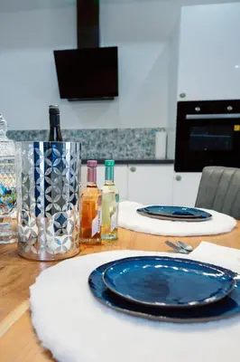 Télévision ou salle de divertissement dans l'établissement La Marine by Leslodgespa - Appartement moderne et équipé au style marin, proche de Bâle et de l'aéroport