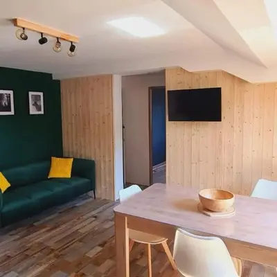 Télévision ou salle de divertissement dans l'établissement Appartement Cosy Le Renne Des Neiges Vue montagne