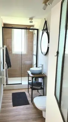 Salle de bains dans l'établissement Appartement au coeur du Village avec terrasse