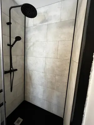 Salle de bains dans l'établissement Les Ateliers